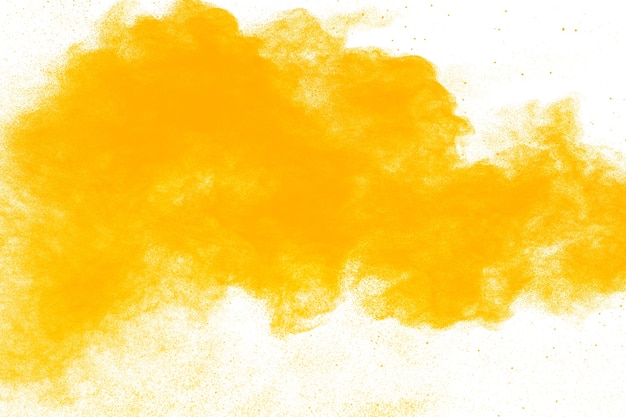 Explosión de polvo de color amarillo sobre fondo blanco.