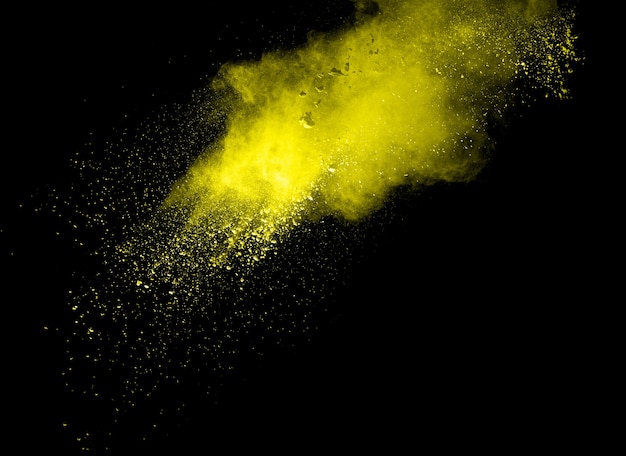 explosión de polvo de color amarillo sobre fondo negro.