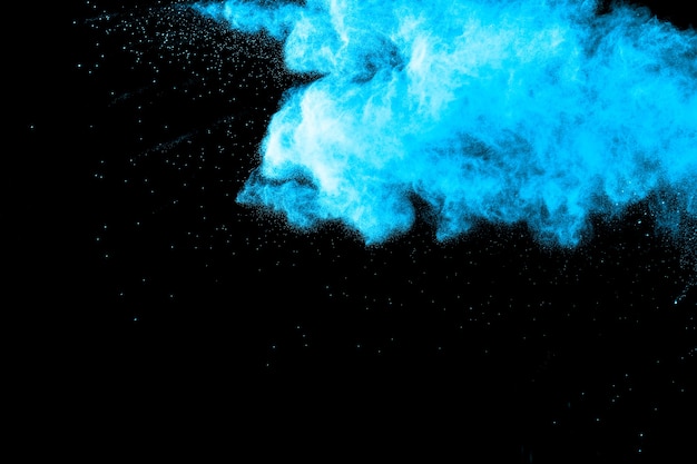 explosión de polvo de color azul sobre fondo negro.