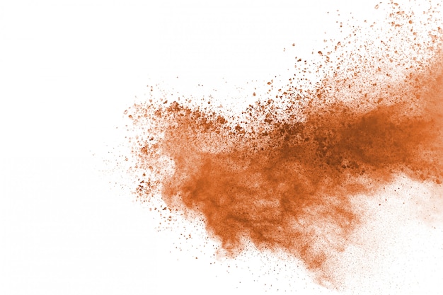 Explosión del polvo del color de Brown en el fondo blanco.