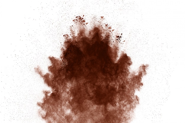 Explosión de polvo de color marrón sobre blanco.