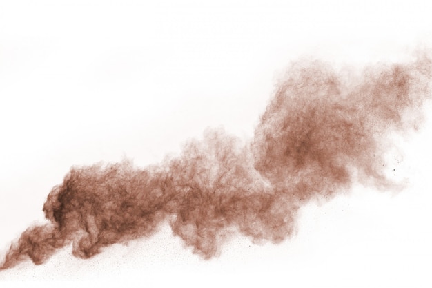 Explosión de polvo de color marrón sobre fondo blanco.