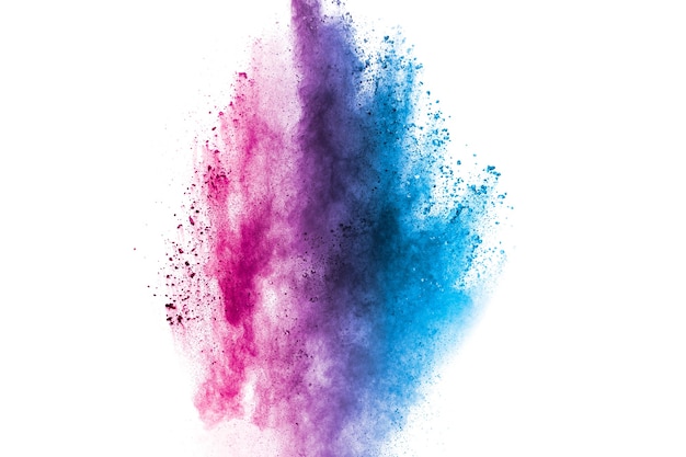 Explosión de polvo de color rosa azul sobre fondo blanco.