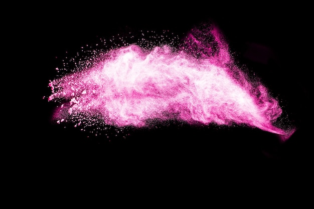 explosión de polvo de color rosa sobre fondo negro.