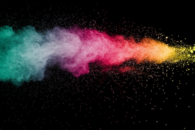 Explosión de polvo de color sobre fondo negro. Salpicaduras de polvo de polvo de color sobre fondo oscuro