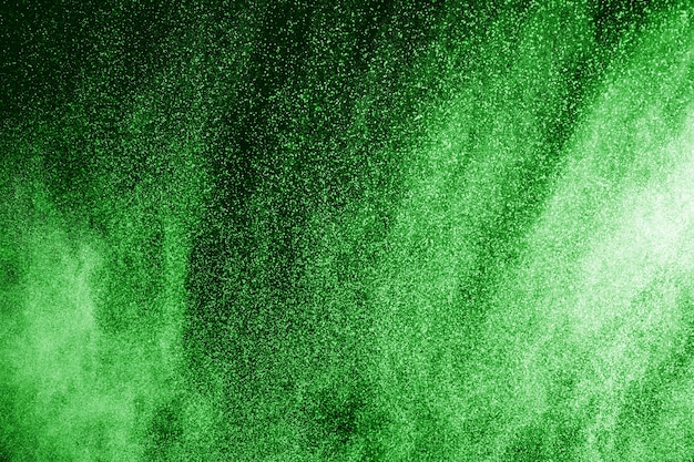 explosión de polvo de color verde sobre fondo negro.