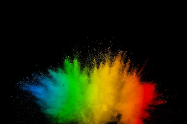 Explosión de polvo multicolor abstracto sobre fondo negro.