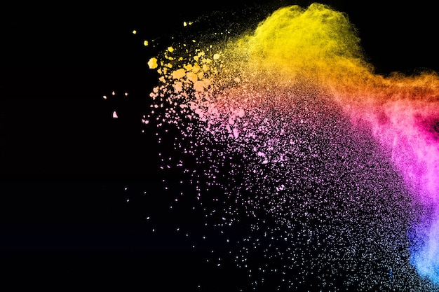 Explosión de polvo multicolor en fondo negro