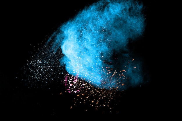 Explosión de polvo multicolor en fondo negro