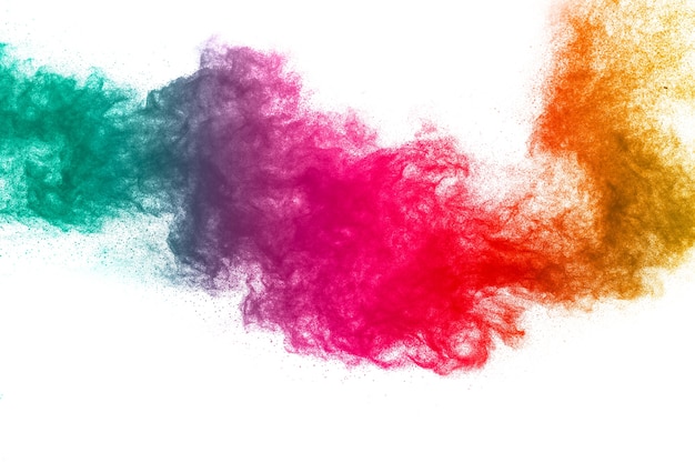 Explosión de polvo multicolor sobre fondo blanco.
