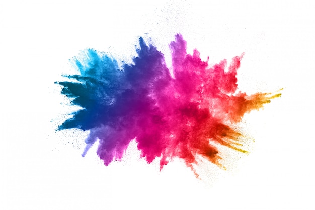 Explosión de polvo multicolor sobre fondo blanco.