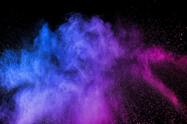 Explosión de polvo multicolor sobre fondo negro