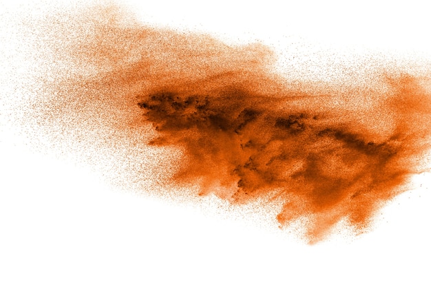 Foto explosión de polvo naranja abstracto sobre fondo blanco