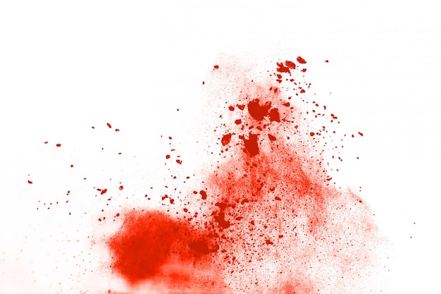 Foto explosión de polvo naranja abstracto sobre fondo blanco.