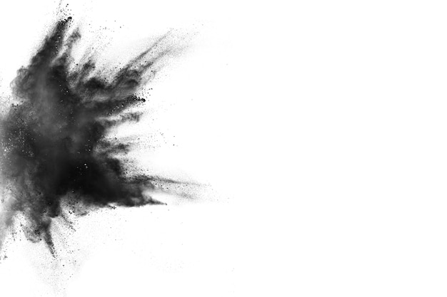 Foto explosión de polvo negro sobre fondo blanco.