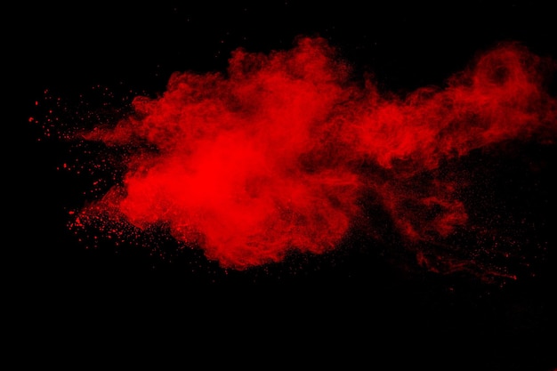 Explosión de polvo rojo sobre fondo negro