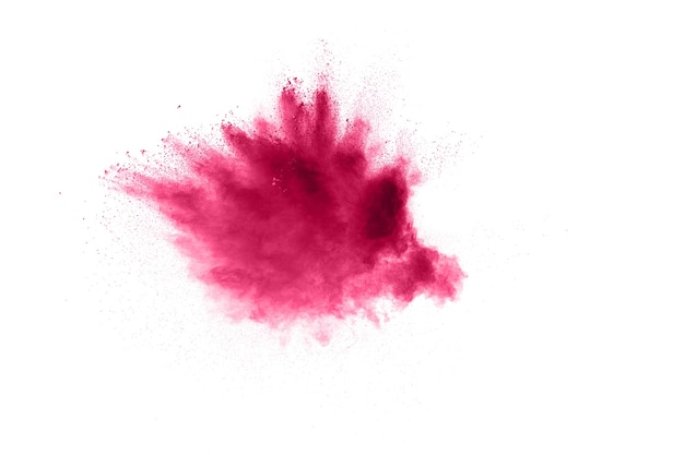 Explosión de polvo Rosa Roja aislada sobre fondo blanco.