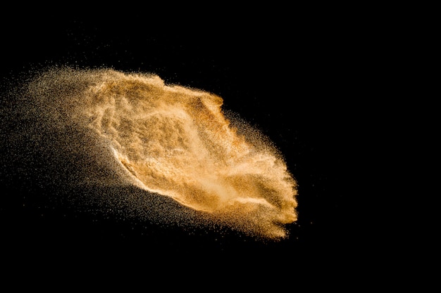 Explosión seca de la arena del río aislada. Nube de arena abstracta. Salpicaduras de arena de color marrón