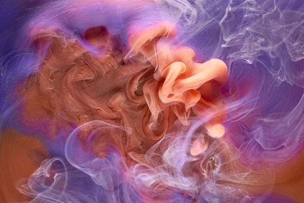 Explosión submarina de pintura acrílica de fondo abstracto de humo lila naranja multicolor