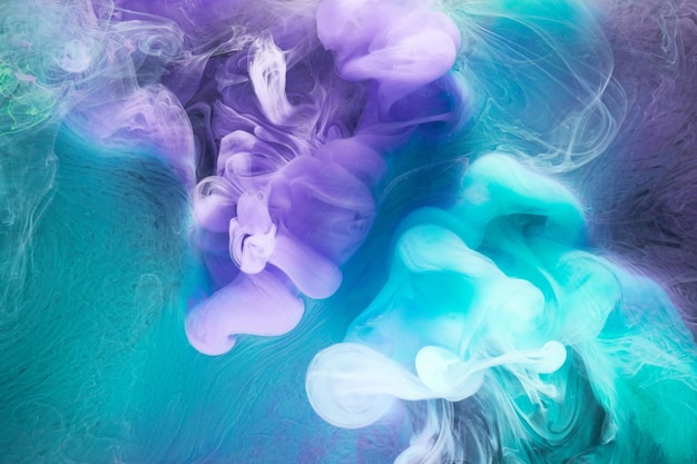 Foto explosión submarina de pintura acrílica de fondo abstracto de humo multicolor azul