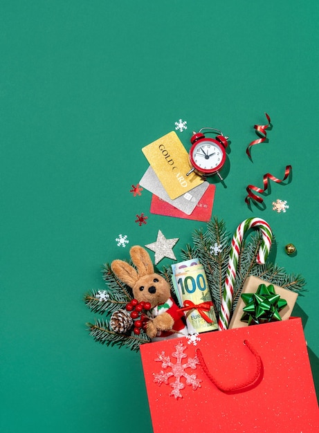 Foto explosión de vacaciones de la bolsa de compras sobre fondo verde. feliz navidad y feliz año nuevo concepto