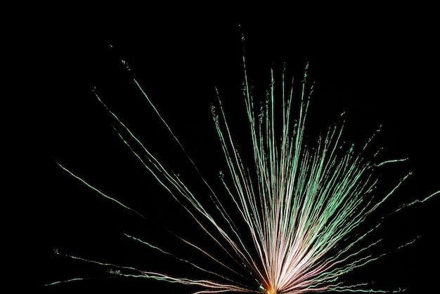 Explosión verde grande y alta en fuegos artificiales en la noche de fin de año