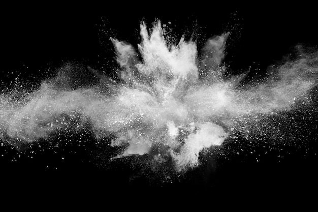 Explosion von weißem Pulver auf schwarzem Hintergrund