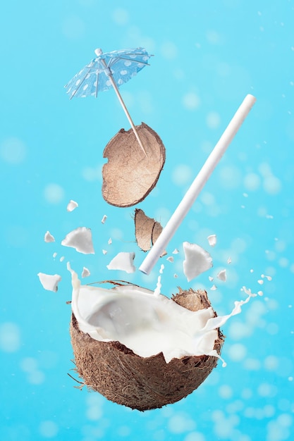 Foto explosionando el coxonut con salpicaduras de leche