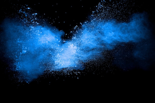 Explosionswolke des blauen Farbpulvers