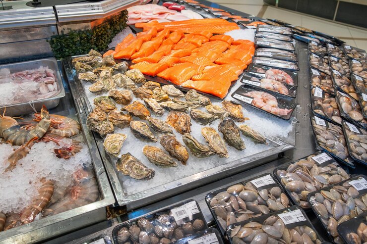 Foto exposição de frutos do mar frescos com vários camarões, salmão, filé, ostras, amêijoas e mariscos em uma mercearia