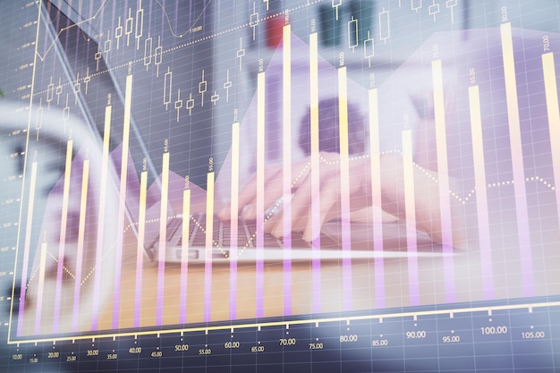 Exposição dupla de mãos de mulheres digitando no computador e diagrama de forex desenho de holograma conceito de investimento no mercado de ações