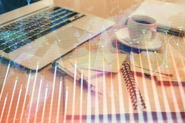 Foto exposição múltipla de desenho de gráfico forex e desktop com café e itens em fundo de mesa conceito de negociação no mercado financeiro