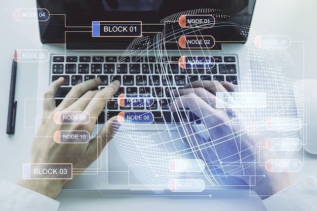 Exposição múltipla de esboço de codificação gráfica abstrata com mapa-múndi e mãos digitando no teclado do computador em big data de fundo e conceito de rede