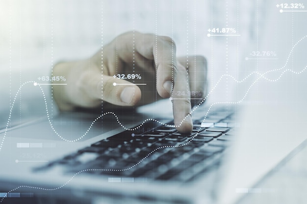 Exposição múltipla de esboço de planilha de dados gráficos abstratos com as mãos digitando no teclado do computador em análise de fundo e conceito de análise