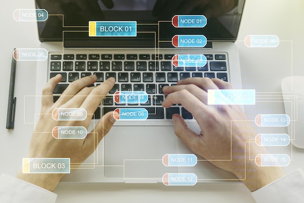 Exposição múltipla de holograma de desenvolvimento de software abstrato e mãos digitando no teclado do computador no conceito de pesquisa e análise de fundo