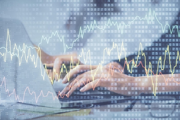 Exposição múltipla de mãos de mulher digitando no computador e desenho de holograma gráfico financeiro Conceito de análise do mercado de ações