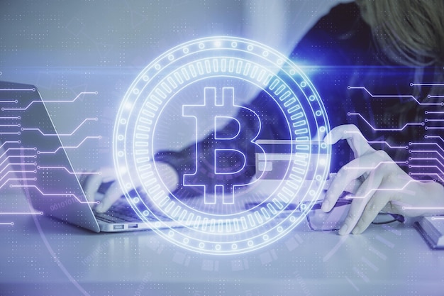 Exposição múltipla de mulheres comprando on-line segurando um cartão de crédito e desenho de tema de criptomoeda Conceito de comércio eletrônico Blockchain