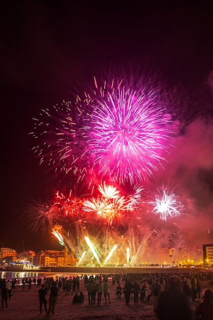 Foto exposición de fuegos artificiales en la bahía de kontxa en donostia-san sebastián, país vasco.