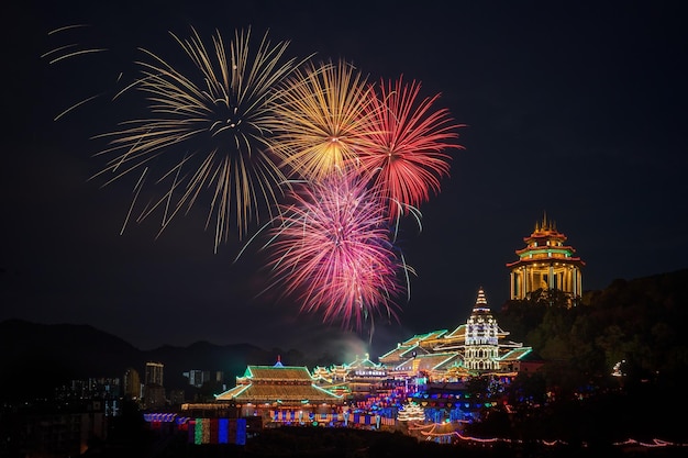 Exposición de fuegos artificiales en la ciudad por la noche