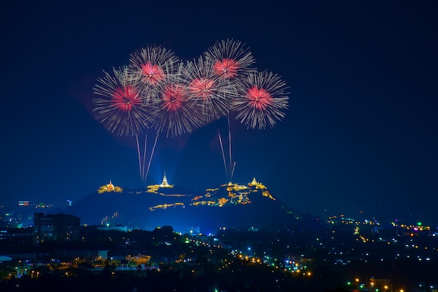Exposición de fuegos artificiales en la ciudad por la noche