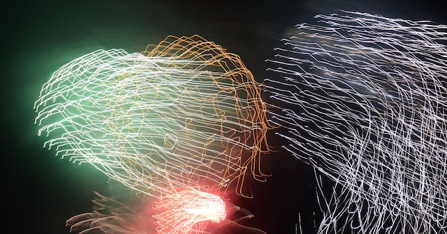 Exposición de fuegos artificiales iluminados contra el cielo por la noche