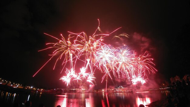 Exposición de fuegos artificiales por la noche