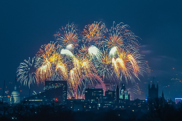 Exposición de fuegos artificiales por la noche