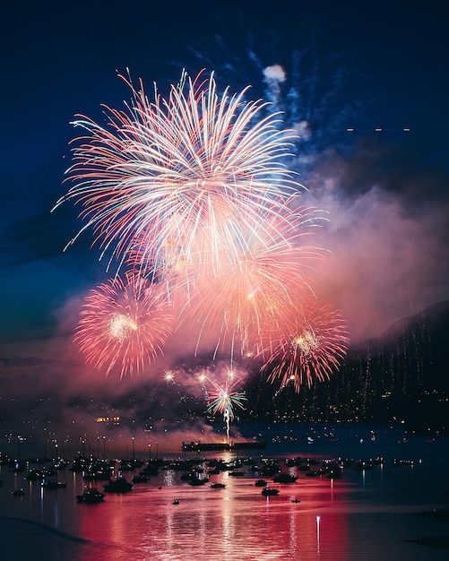 Exposición de fuegos artificiales sobre el río por la noche