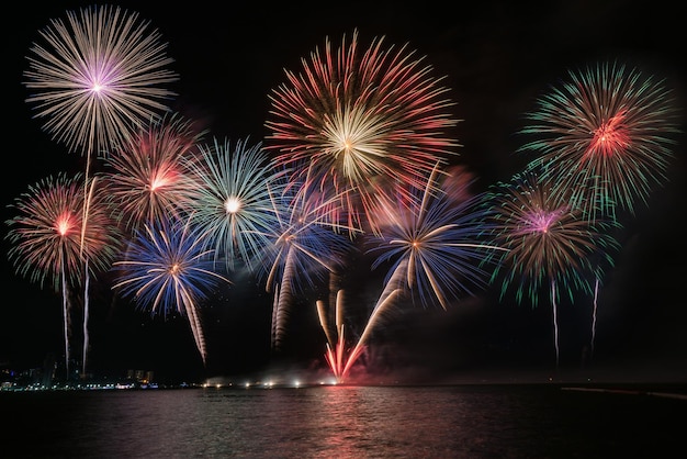 Exposición de fuegos artificiales sobre el río por la noche