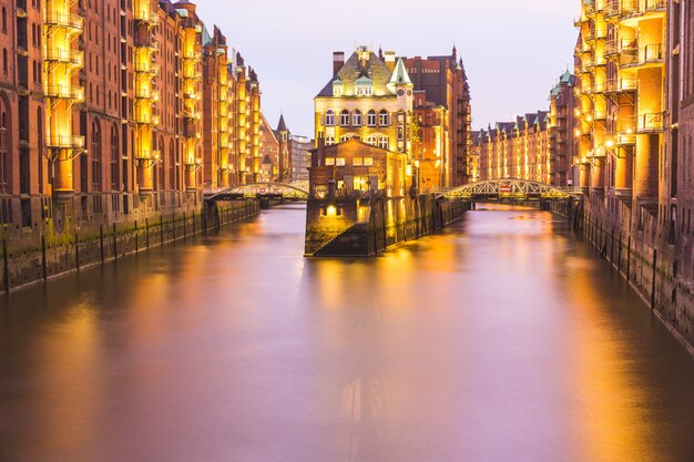 Exposición larga del almacén de la ciudad vieja de Hamburgo al atardecer