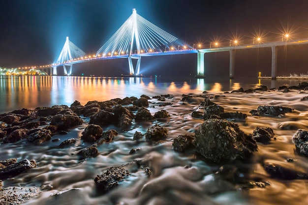 Exposición del lecho del río que refleja la vista nocturna del puente Mokpo