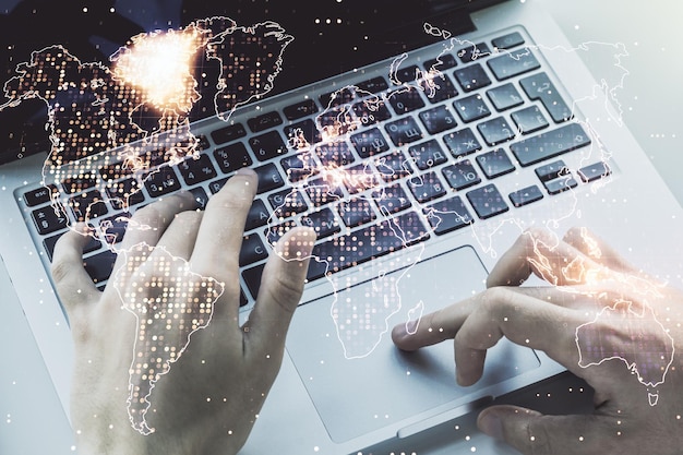 Exposición múltiple de abstractos mapas digitales creativos del mundo y mecanografía a mano en el teclado de la computadora en el concepto de investigación y análisis de fondo