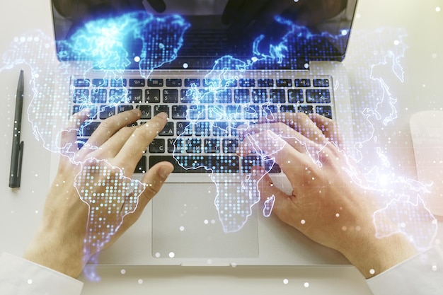 Exposición múltiple de abstractos mapas digitales creativos del mundo y mecanografía a mano en el teclado de la computadora en el concepto de investigación y análisis de fondo
