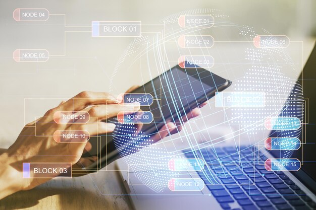 Exposición múltiple de un boceto abstracto de codificación creativa con un mapa mundial y presiones con los dedos en una tableta digital en el fondo de la inteligencia artificial y el concepto de redes neuronales
